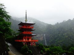 （熊野那智大社）

那智の滝と三重塔、雨が降っていても美しい。