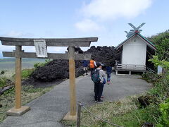 三原神社　１９８９年の噴火で溶岩はこの神社を避けて流れたそうです。
傍まで溶岩流れてきてるのに不思議ですね。
