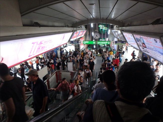 16:35<br /><br />というわけで、やっとの思いでサイアム駅到着。<br /><br />うぎゃ～～～！すーーんごい人！