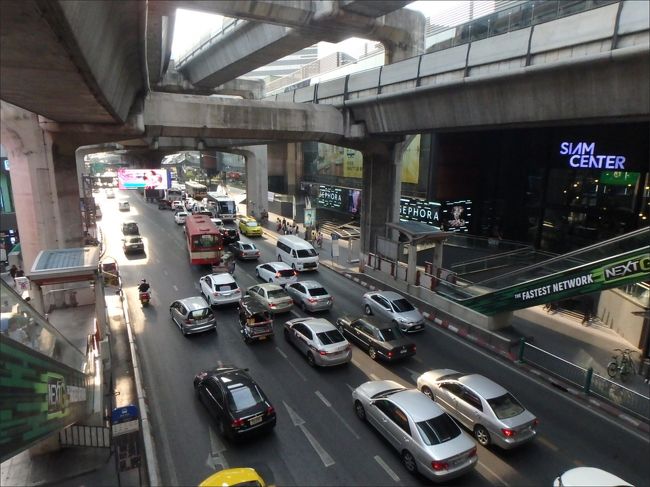 まあ、いろんなガイドブックやらネットの写真で見てきた通りの光景ですが。。<br /><br />思っていた以上に、このBTS高架の圧迫感が凄まじいですね。。<br /><br />六本木交差点の首都高が可愛く思えてきます。