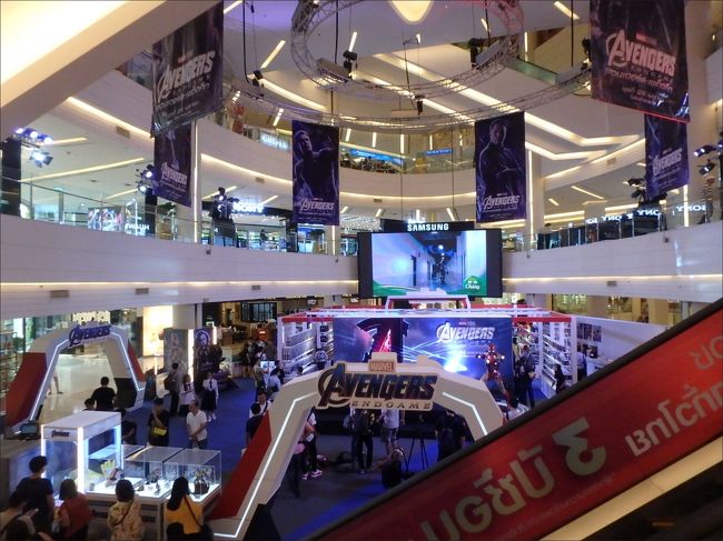 う～ん、こういう都会のオシャレで巨大なショッピングセンターって<br />やっぱり日頃から来慣れてないと、旅先でもいざって時だめですね。。<br /><br />もうどこに何があるのやら、探しきれないし、歩いてるだけで足は痛いし、だんだん体調が悪くなってくるしで、オバサン、ここはギブアップ。。(@_@;;<br /><br />あまりにメガシティ過ぎるのって、自分にはやっぱりだめかも。。<br />スリアKLCCやシンガポールのラッフルズシティみたいに、もうちょっとゆったりした感じのほうがいいなぁ。。とにかく圧倒されてしまって。<br /><br />結局ここでは、体調を整えるために約20分間ほど、通路脇のお店の隅っこの椅子を借りて休憩し、水筒の水だけ飲みながらぼーーっと前を通り過ぎてゆく元気な若者たちを眺めてました。。<br /><br />アジアのパワーってすごいなぁ～って思いながら。<br /><br />この人たちがいるかぎり、地球はまだ何とかなるなと思いました。