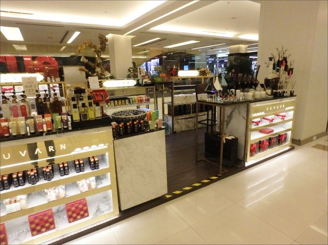 バンコク来たら、スパグッズいろいろ買おうなんて思っていたけど、<br /><br />もう何が何やら。。漠然と来るとやっぱりだめですね。(^_^;<br /><br />雰囲気は日本のデパートと同じで、一寸の隙もないほどきれいな厚化粧した美しい店員さんが客の品定めするようにじろじろ見てくるし。<br /><br />そういう空気ってワタシ、だめなんだよな～。逃げるように前を素通りして立ち去りました。<br /><br />こういうのはサムイ島に行ってからゆっくり買おう。(^_^;