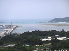 次に向かったのは「ぬちまーす観光製塩ファクトリー」。
この工場の敷地内には、沖縄のガイドブックには登場しているが、まだまだ観光客の数からすると穴場的な存在である、沖縄屈指の絶景「果報（かふう）バンタ《別名「幸せ岬」》」がある。

ここは、沖縄本島の勝連半島と「平安座島」を結ぶ「海中道路」を渡り、そのまま島を奥に進んで行くと小さな橋でつながった「宮城島」に入り、その中ほどにある。
まだ穴場的スポットと言われるのがよく分かるのが、その工場に入っていく案内板が小さく分かりにくいのと、そこには向かわずさらにその奥に連なる「伊計島」に向かう車が結構あることや、実際工場に着いたのは１０時を少しまわっていたが、さほど広くない駐車場がまだ全然混んでいなかったことからもうかがえる。

写真左端に写っている道路が後に訪れる「勝連城跡」から眺めた「海中道路」。全長約４．７ｋｍあり、その中ほどには「道の駅あやはし館」がある。
海中道路の両端の海は結構浅瀬で、我々が行ったときは潮が引いていたため、車を停めてその中に入っている観光客らもいた。

写真の海中道路の向こう側中央に横に延びているのが、「平安座島」から「浜比嘉島」に渡る浜比嘉島大橋。
