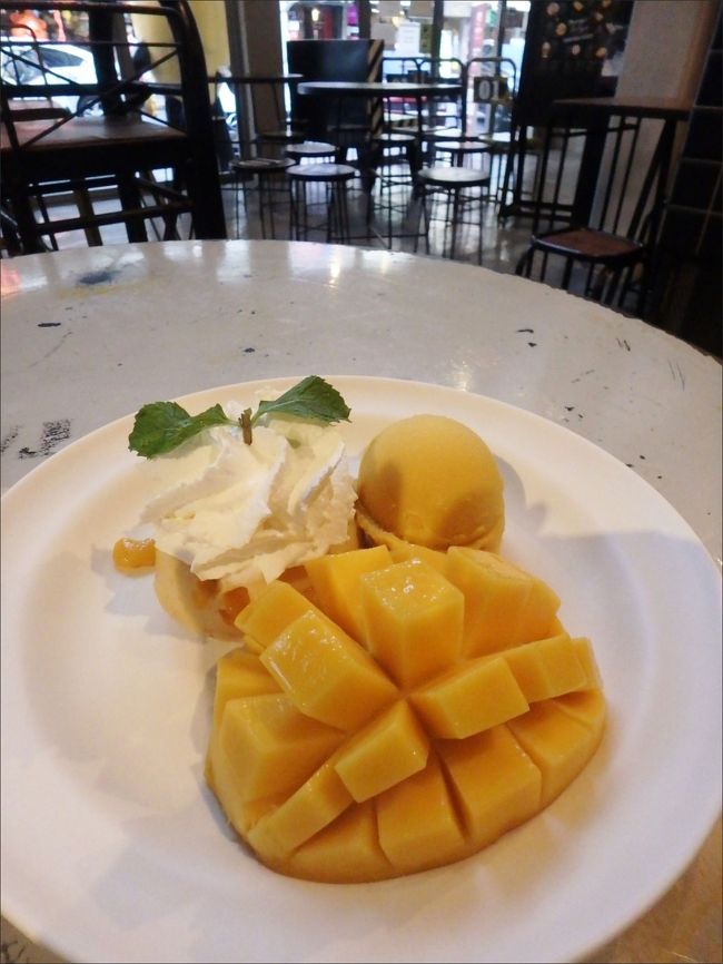 そして自分もやっぱり<br /><br />皆さまと同じく、こちらの３点盛りプレートをいただきました。(^_^)<br /><br />190バーツ。ホイップクリームの下にはしっかり固めのマンゴープリンが隠れてます。<br /><br />なんか、もう暑さと疲労のせいで、流し込むように一瞬でぺろっと食べちゃって、あまりゆっくり味わってなかったせいか、ちょっと物足りなかったかな。。(^_^;<br /><br />でもやっぱり暑い国では酸っぱい（甘酸っぱい）ものは欠かせませんね。さっきのオリエンタルでは全部がただ甘いだけのお菓子だったので、口の中がひたすら酸味を求めていました。。