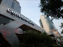 ほんの数週間前、建物内の一部で火事のあったセントラル ワールドに

陣中見舞いに来てみました。

ニュースを聞いたときはびっくりしましたね。

あの火事で亡くなった方もいるというのに、まるで何事もなかったかのように普通に営業してました。。