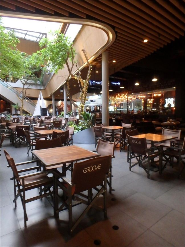 吹き抜けの通路にあったカフェ～。<br /><br />オシャレですなぁ。