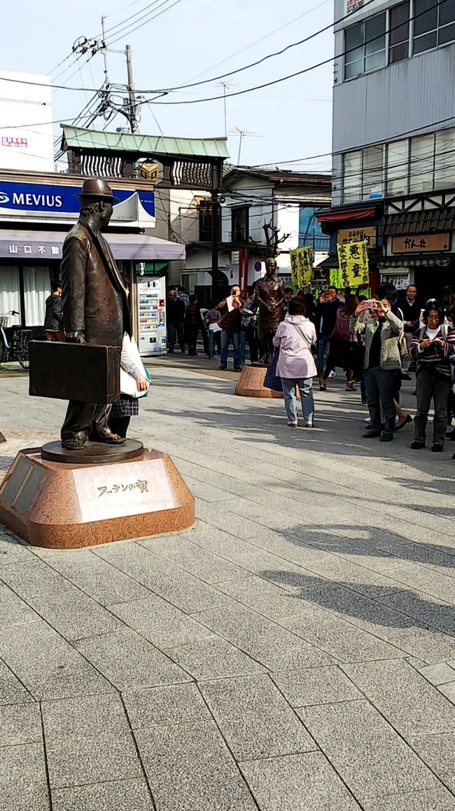 年齢の高い方でごったがえしてます。