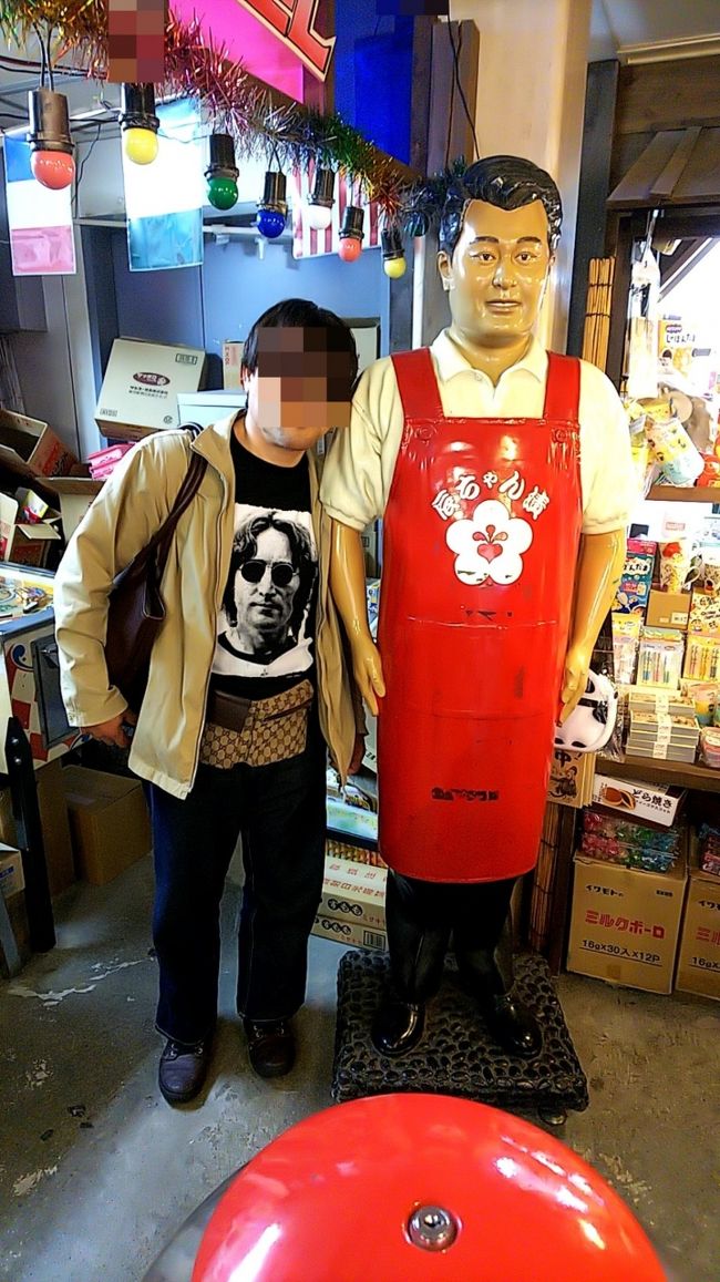 参道で駄菓子屋がありました。レトロゲームもあります。