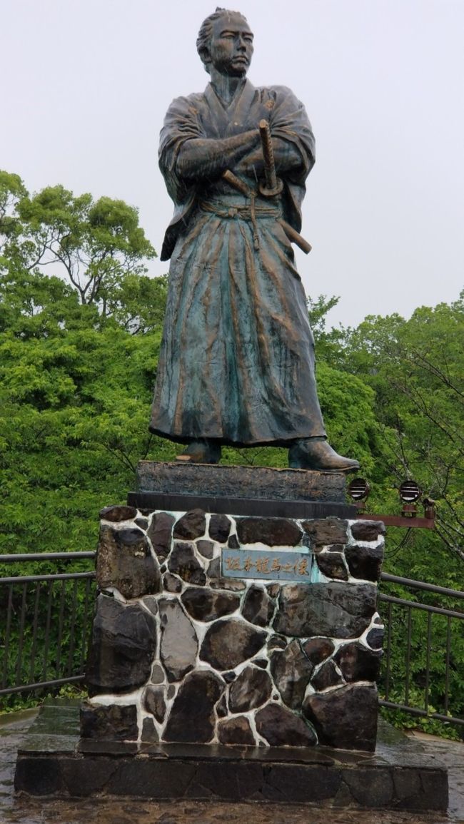 風頭公園という名前だけあって<br />日頃から強風のようですが<br />今日は雨…<br />暴風雨の中撮影しました<br /><br />この写真ではそんな事全く感じさせませんが…<br />傘も裏返しになってしまうほど<br />観光客は一組だけです<br /><br />空いていたから写真撮影もある意味スムーズ(笑)