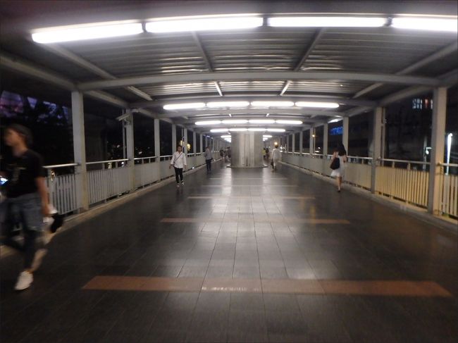 これから目指すのは、<br /><br />色とりどりの屋台の屋根が、インスタスポットとしてお馴染みの<br /><br />タラート ロットファイ ラチャダーマーケットです。<br /><br />最寄り駅はMRTの「タイ カルチャーセンター駅」ですが、ここからだとまずBTS スクンビット線でアソーク駅まで行き、そこからさらにMRTに乗り継いで行きます。<br /><br />けっこう遠いし、乗り継ぎも混雑していて時間かかるし面倒なので、まあ、若くて体力のあるお元気な方ならいいんですが、私のように今にも死にそうな方は、ナイトマーケットということもあり、帰りも遅くなると大変ですから、時間と体力に余裕を持って行かれるか、またはスクンビット周辺に宿を取られることを強くお勧めしたいです。。<br /><br />ということで、<br />前置きはこれくらいにして、では行ってみます。<br /><br />セントラルワールド最寄りの駅は、先ほどのサイアム駅へ戻るより、ひとつ先のチットロム駅まで歩いたほうが若干近いとのことなので、<br /><br />いまは、サイアム駅から伸びている連絡歩道橋の上をずーっと通って、お隣のチットロム駅まで歩いているところです。<br /><br />KLでも、ブキッビンタンのパビリオンからKLCCまでのスカイウォークを歩いたのを思い出してましたが、こういうのほんとすごく便利。下の道を歩くよりもはるかに快適で安全だし、外を眺めながら歩けるので楽しいし、遠くてもあまり距離を感じることもなくストレス軽減出来ていいですね～。