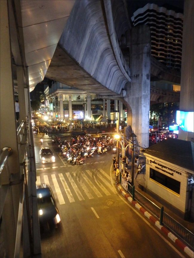 そのまま道なりにまっすぐ<br /><br />しばらく歩いていると、やがてにわかに斜め前方の視界が開け<br /><br />そこに現れたのは・・