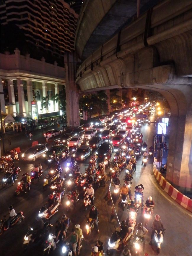 わぁ！！<br /><br />バンコク名物の夜景だ！<br /><br />きれい～～ (^▽^)