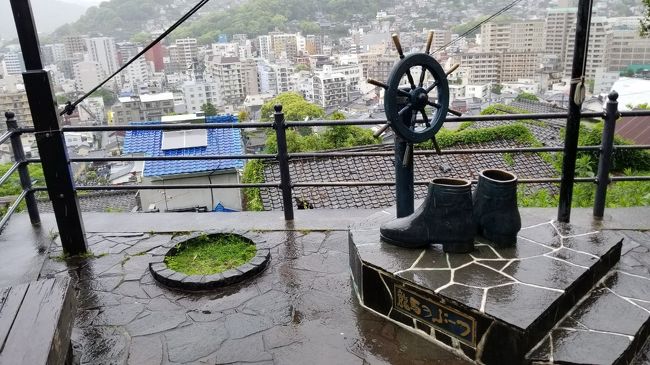 細くて分かりにくい(いろんなルートがある)道を<br />Googleマップを頼りに坂を下ったり<br />階段を下りたりして<br />龍馬のブーツにたどり着きました<br /><br />ここではブーツに足を入れて記念撮影！