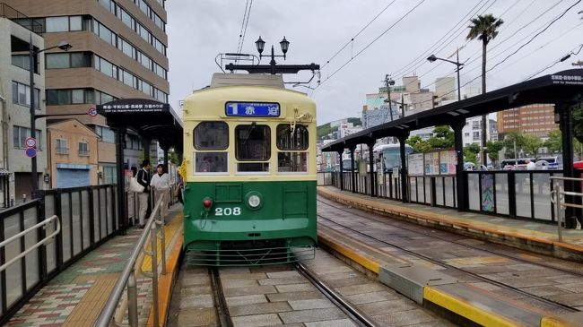 眼鏡橋から少し歩くと<br />路面電車の賑橋の駅があります<br />ここから出島を目指します