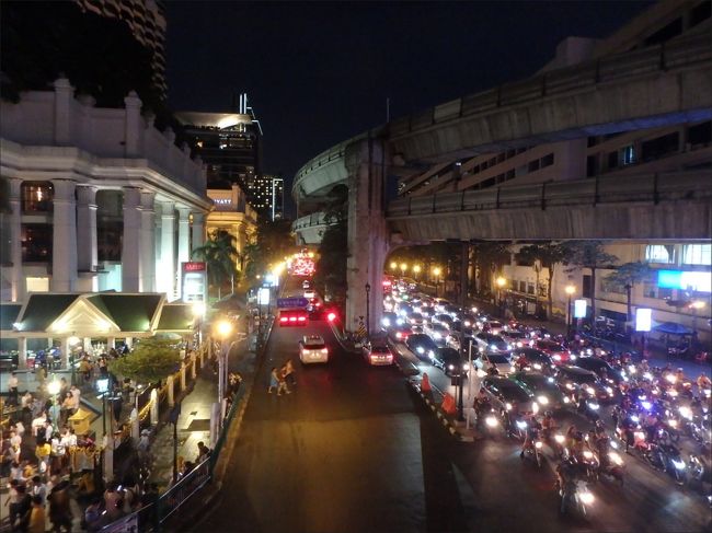 バンコクらしい夜景で、じつに壮観・・(^_^)<br /><br />と、うっとり眺め下ろしつつ、ふと気がついたら、<br /><br />そのさらに右手前方（この写真での左側）のところが