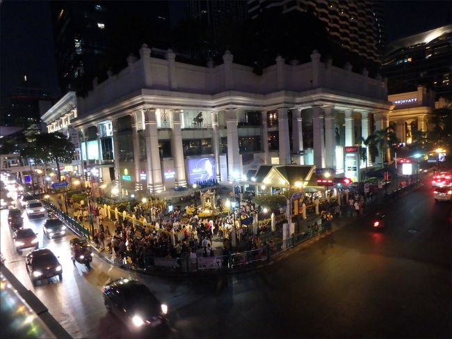 あっ！ もしかしてこれ、<br /><br />もうエラワン廟まで来てたんですね。(^▽^)<br /><br />ここも人気スポットなので、来ようかどうしようか迷ったけど、<br /><br />こうやってサイアム駅 ⇔ チットロム駅間の連絡橋の上から眺めることが出来るんですね！<br /><br />偶然だったけど、一石二鳥でよかった～。(^_^)