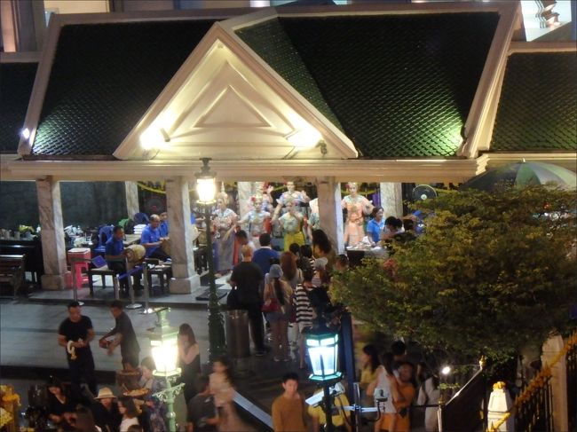 奥のところでタイ舞踊を奉納してるというから、ちょっと気になってたんだけど、<br /><br />なんか・・、見たところあんまり上手じゃない。(^_^;<br /><br />やっぱりタイ舞踊は、サラチャルームクルン ロイヤル シアターで見といて大正解でした。