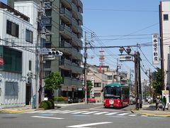 割愛しても暑いし距離は長い・・・出来るだけ日陰に沿って歩きます。
ここはかつて吉原大門があったという交差点。