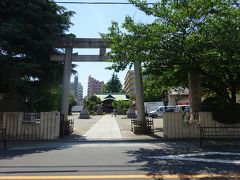 民家の中の玉姫稲荷神社、ひっそりとしています。
