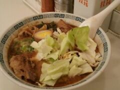 新宿歌舞伎町でお気に入りの熊本桂花ラーメンを。角煮が絶品です。