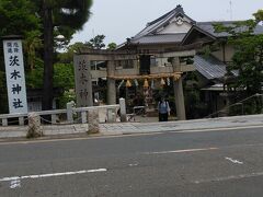 茨木神社を通り過ぎます