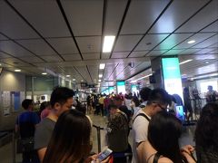 MRTは、地下を走る乗り物ということで。

BTSよりは新しくてきれいな駅ですが、地下に下りていった途端、

目の前のチケットオフィス窓口にずら～～～～～っと蛇行して行列をなすこの群衆にクラクラめまいが・・(@_@;;