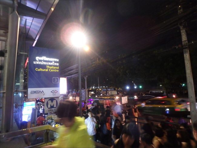 ３番出口から地上に出て、ここからは、<br /><br />人の波に沿って左手方向に少し（１～２分程度）歩くと、