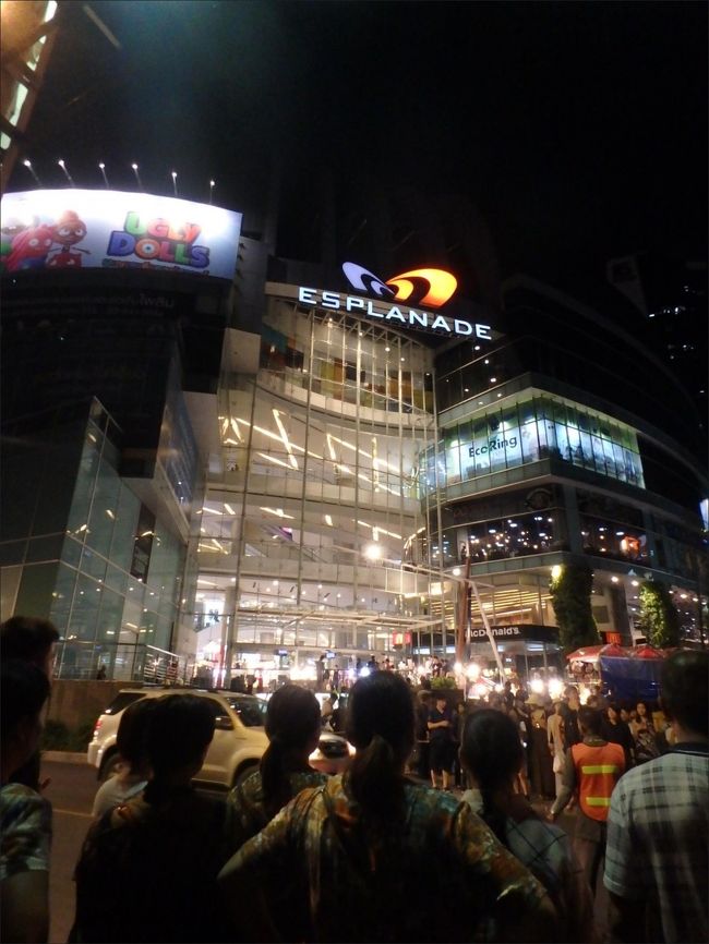 すぐ目の前の、大きな道路を渡った向こう側に<br /><br />エスプラネードという大きなショッピングビルがあるので、<br /><br />この中を突っ切って反対側の駐車場まで歩いていくと<br /><br />その先が、ラチャダーマーケットになっている<br /><br /><br />・・のですが、その前に、