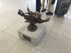 クラクフから約1時間、グダンスクに到着。
ここで初めて日本人の団体さんに遭遇しました（こちらはワルシャワから来られたようです）。
しかし翌日のグダンスク観光中、この団体さんとは一度も出会わず。

写真はグダンスク空港の謎のオブジェ。
同じくポーランドのヴロツワフという街にはこういう小人の像がたくさんあるらしいけど、これは？？