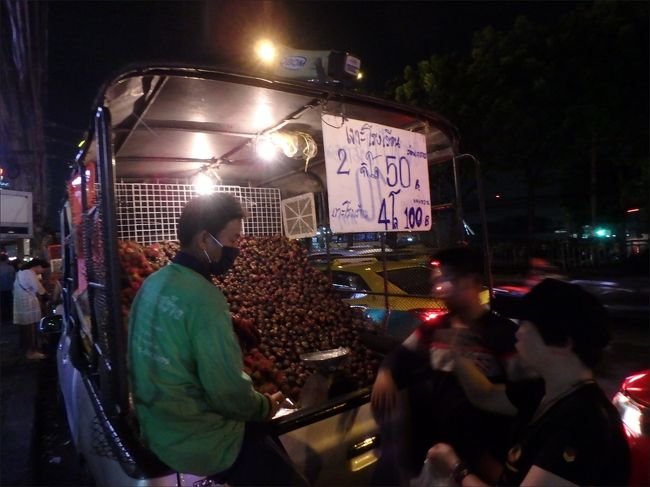 まだ大きな道路を横切る手前あたりで、<br /><br />歩いていたら、道の脇に停まっていた一台のこのトラック。<br /><br />オバチャンたちが群がっているので、なんだろうと行ってみたら・・