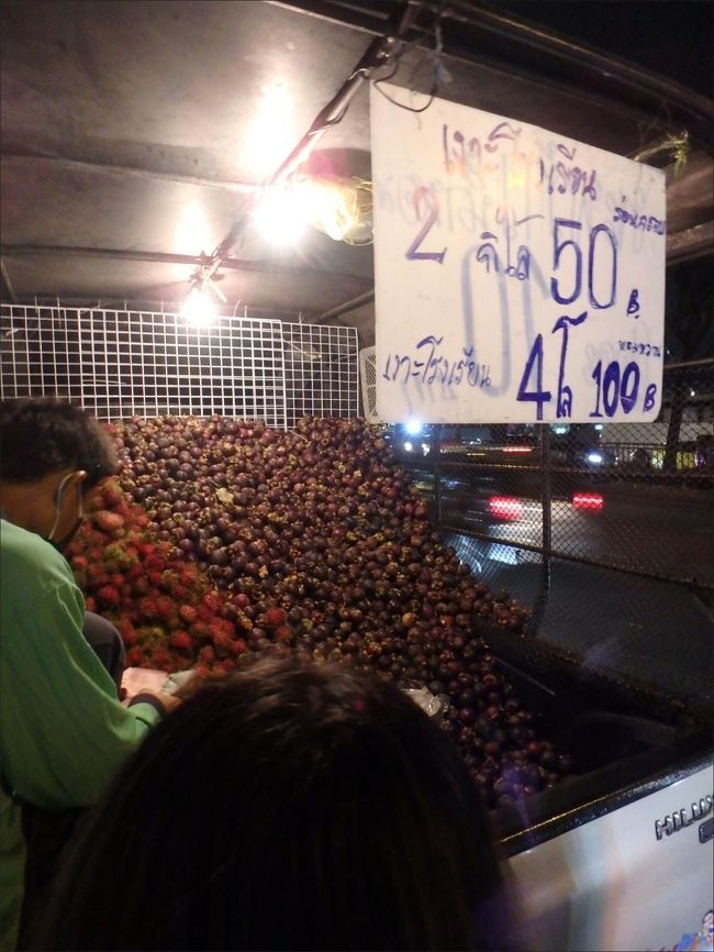 うおーーーーーっ！！<br /><br />トラックの荷台にどっさりと積まれた、ランブータン（左）とマンゴスチン（右）！！<br /><br />すごい量！！<br /><br />しかも、2キロ 50バーツ、４キロでも100バーツ！？！？<br /><br />あまりの衝撃プライスに我が目を疑ってしまいました。(^▽^;<br /><br />いや～～、どうしよう、安いけど、こんなにあっても到底食べきれるものじゃなし・・<br /><br />ちょっと考えてから帰りに買おうか・・でも、オバチャンたちが群がってすごい勢いで買ってるから、帰る頃にはなくなっているかも・・<br /><br />どうしようどうしよう～～！！
