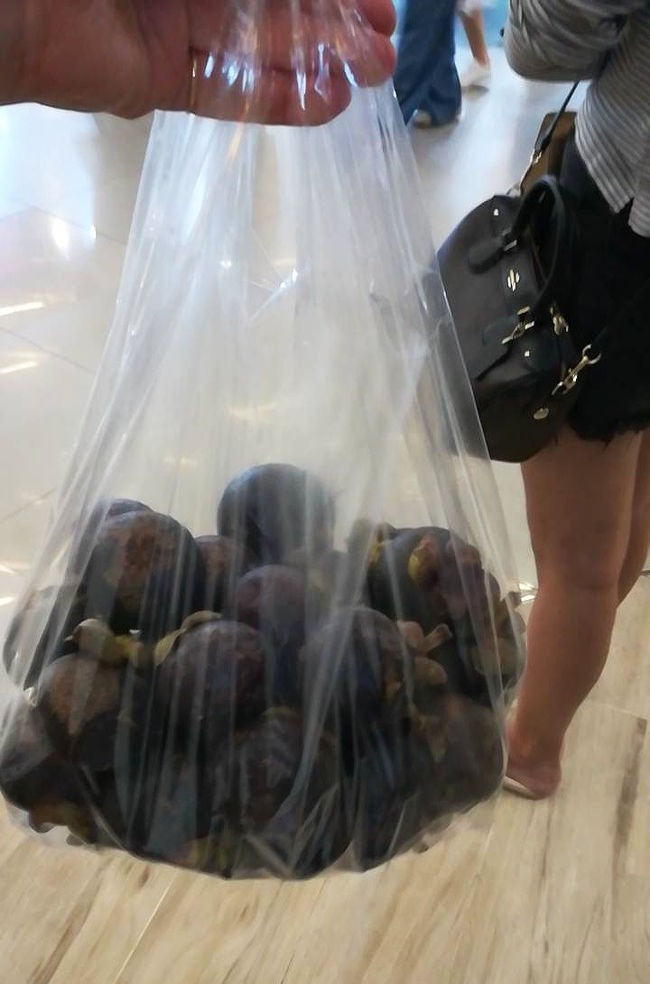 ・・と、悩んでるヒマもなく、<br /><br />勢いにまかせて、買ってしまいましたマンゴスチン２キロ！<br /><br />170円ぐらいですよ、これ全部で！ 信じられなーーい！！(≧▽≦)<br /><br />ランブータンよりマンゴスチンのほうが好きなので、オールマンゴスチンにしちゃいました。<br /><br />気持ちはテンションMAXに上がっていますが、それに反してカラダのほうは・・・<br /><br />・・重い・・重すぎる・・・ただでさえ体調不良なのに、これ持ってずっと歩いてホテルまで帰れるかしら・・<br /><br />何も考えず、衝動的に買ってしまったことを後悔するやらしないやら・・