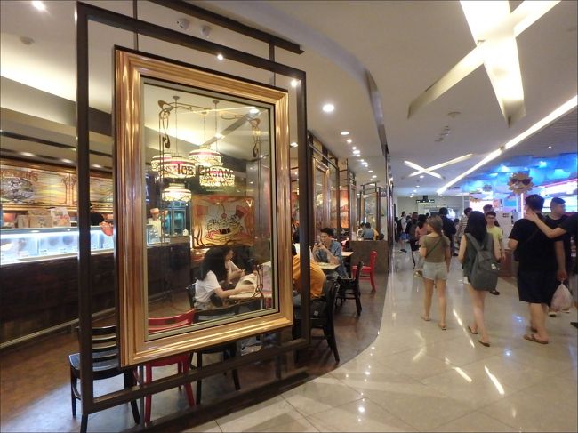 予想外の重すぎる買い物を手にぶら下げたまま<br /><br />エスプラネードショッピングビルを突っ切って奥へと進みます。<br /><br />この時、ここを歩きながら感じていた気持ちを、たった一言で言い表すとしたら、<br /><br />「いますぐ、横になりたい！！」<br /><br />だったのですが、<br /><br />まあ何とか、そんな自分を適宜ごまかし、励まして、<br /><br />左手にスウェンセンズが見えてたりするこの通路を<br /><br />ずーーっと、一直線に奥まで進むと、駐車場へのドアがあって、