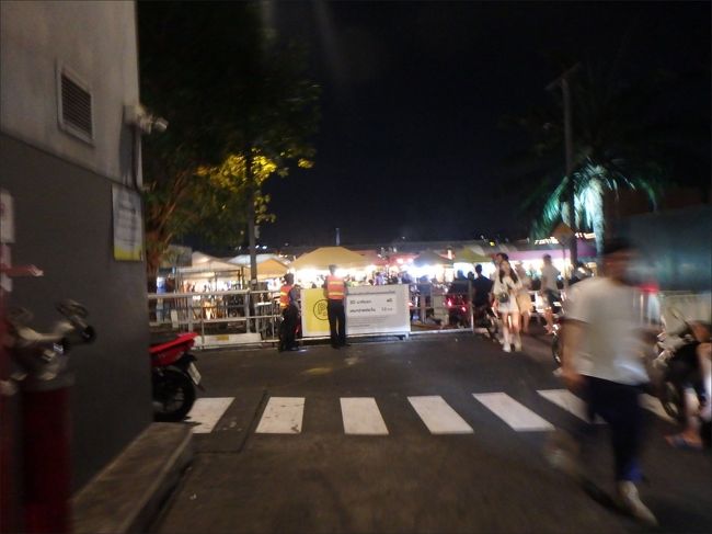 その駐車場から外に出ると、<br /><br />目の前にはもう、<br /><br />賑やかなタラート ロットファイ ラチャダーマーケットが見えましたー！(^▽^)<br /><br />いま左手に見えてるビルが、エスプラネードです。