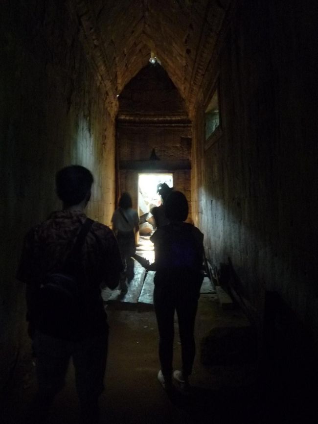 暗い洞窟のような所を通って行きます。