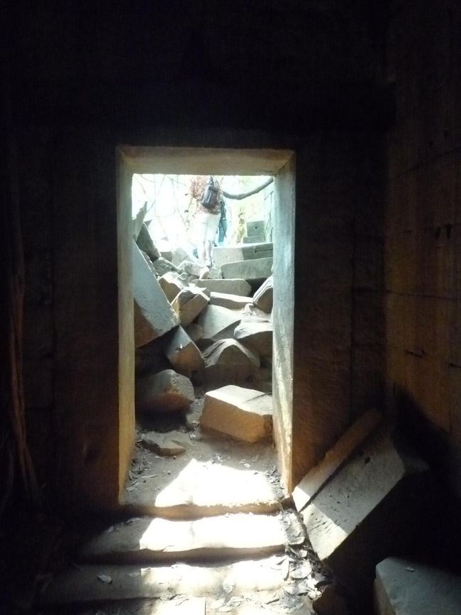 洞窟の出口は大きな石がゴロゴロ。