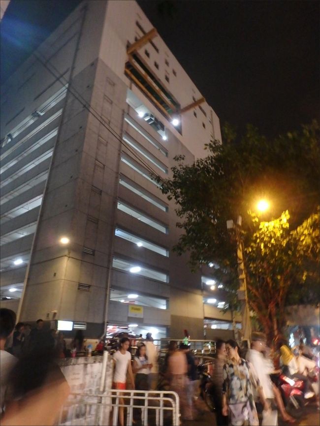 うお～～、なるほどー！<br /><br />マーケットの敷地側からエスプラネードを振り返ってみるとこんなふうになっていて、<br /><br />この駐車場ビルの上のほうから見下ろすと、あの世にも有名なインスタ写真が撮れるわけねー！