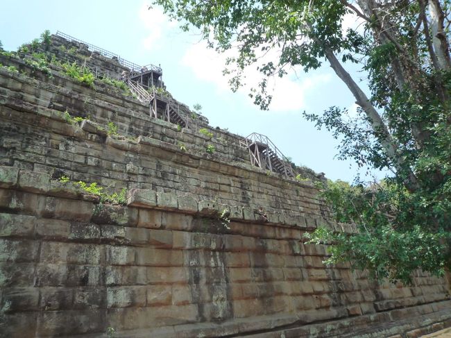 横の階段で登ります。きつかった。