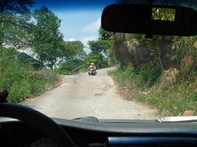 とても急坂、普通の車は無理です。