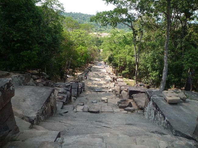 上から見た急な石段。<br />