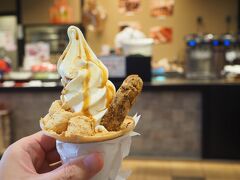 談合坂サービスエリアで信玄餅ソフトクリーム♪
昼時で、フードコートはかなり混雑していたので、先に昼ご飯済ませておいて良かった…。
暑かったのでソフトクリーム美味しいです。
