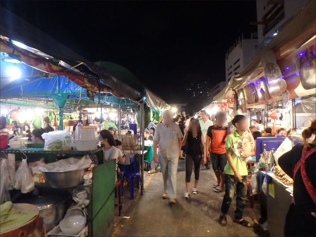 というのが分かったところで、<br /><br />まずは先に、腹ごしらえからまいりましょ！ もう今日は昼からどれだけこういう場所に来たかったことか・・<br /><br />KHONのあと、オリエンタルやめてカオサン行けば良かったかなとかちょっと後悔。まあ今さらだけど。<br /><br />やっぱり自分はこういうローカルマーケット好き！！テンション上がります！