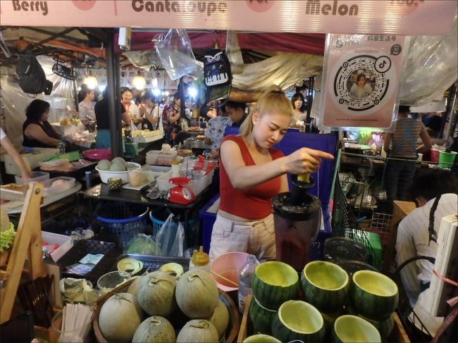 こちらはスイカの中をくり抜いて、ピンク色のフラッペを今から詰めるところですね。<br /><br />これも最近話題のインスタデザートの一つらしい。