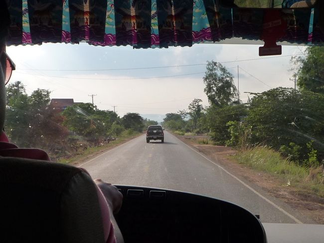 シェムリアップの市内まで3時間半帰ります。