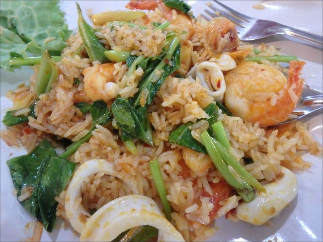 Tom Yum Fried Rice（酸辣海鮮炒飯）<br /><br />普通盛りと大盛りがあって、こっちは普通で159バーツ。<br /><br />葉っぱがちょっと固かったけど、やっとタイに来た！と感じられる味と香りにまずまず満足。(^_^)