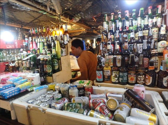 カッコいい～お酒のお店もあったけど、ビール飲みたかったけど、<br /><br />いまこの体調でアルコール飲んだら、MRTとBTSと船を乗り継いでホテルへ帰るまでのあいだに、絶対どこか途中で倒れてしまうだろうと思ったので<br /><br />ガマンして敢えてジュースにしておきました。。