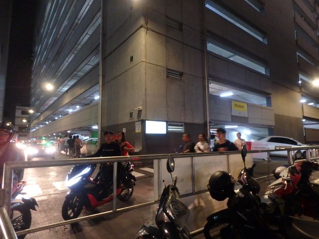 それでは最後に、本日夜のメインイベント！<br /><br />この駐車場ビルの上へ昇って<br />ロットファイ ラチャダーマーケット全景を上から見下ろしてみましょう～ (^▽^)