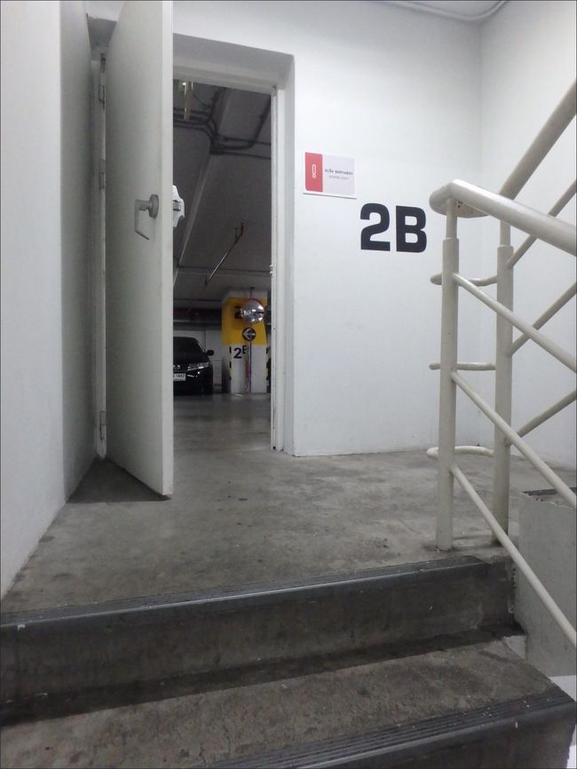 なんかもう、混雑するショッピングプラザの中へまた入っていくのも<br /><br />それはそれでおそろしく面倒臭くて辛そうだったので、<br /><br />がんばってえっさほいさと<br /><br />ここから、上りました。４階か５階分ぐらい上ったかな。