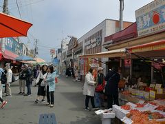 ゆっくり？起きて
函館駅最寄りの朝市まで歩きます。
すごい賑わいですね～

海外の方が多いんですね～