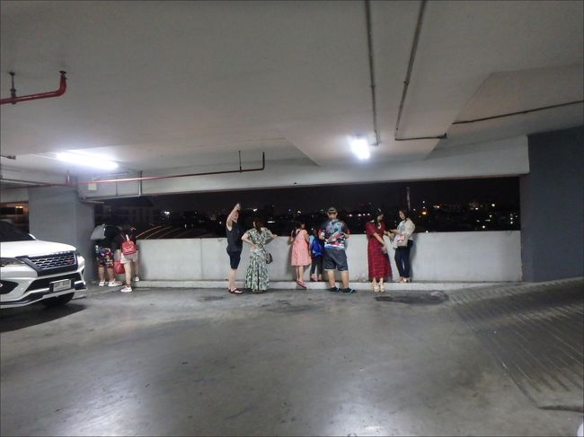 そして、ここいらへんでいいかな～と・・<br /><br />息切れしながら、駐車場のほうへ出て覗いてみると、<br /><br />ちょうど人がいっぱいいたので、<br /><br />近づいていってみると・・